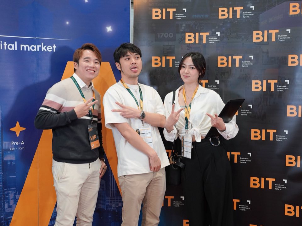 Ribbon 创办人 Steven、Mumu 和 Joey 在活动上合影